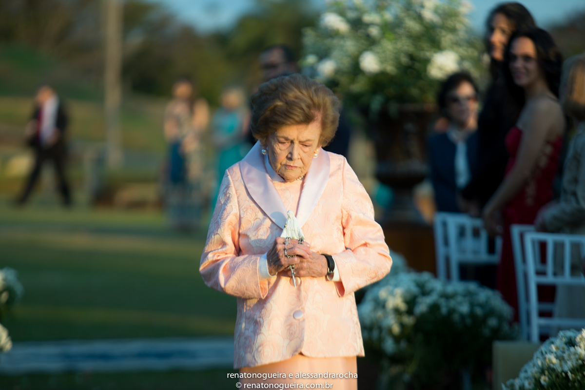 Vo da noiva entrando no casamento com a imagem de Nossa Senhora no Solar do Engenho