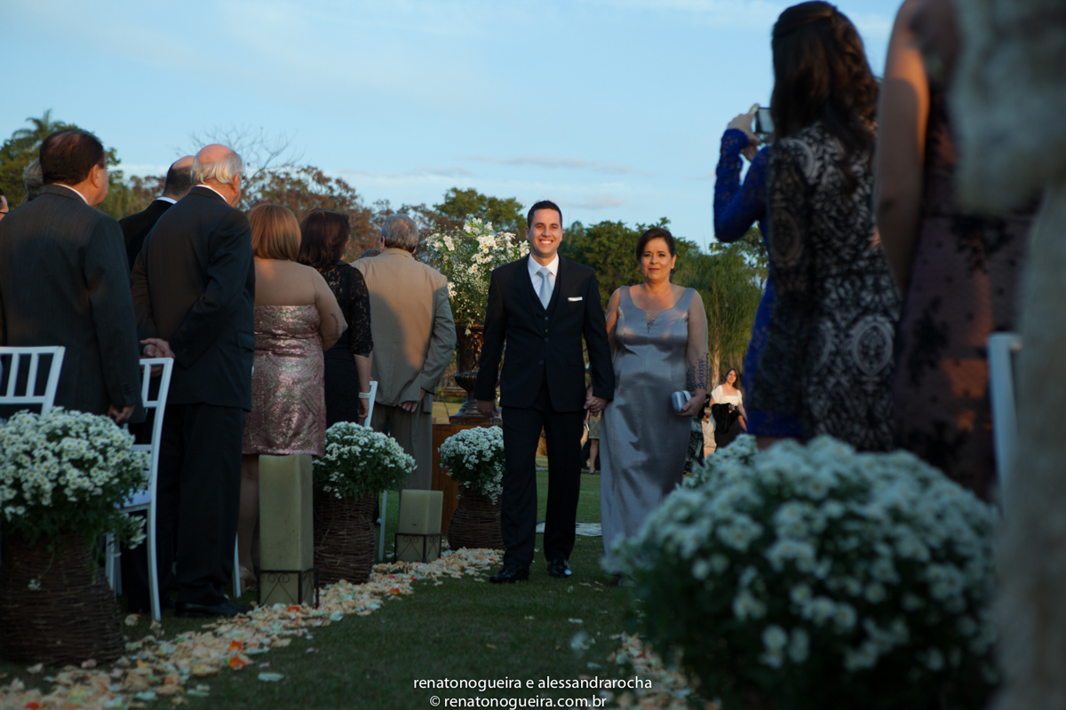 Noiva e a mae entrando no casamento muito feliz