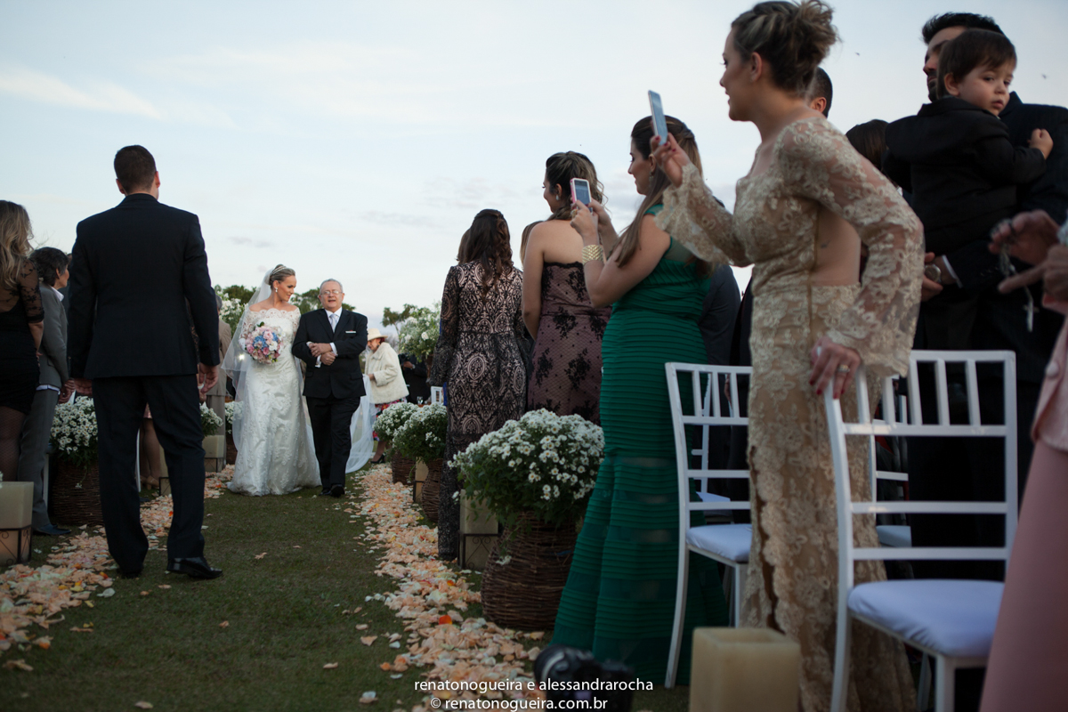 Novo indo de encontro a noiva no casamento no Solar do Engenho