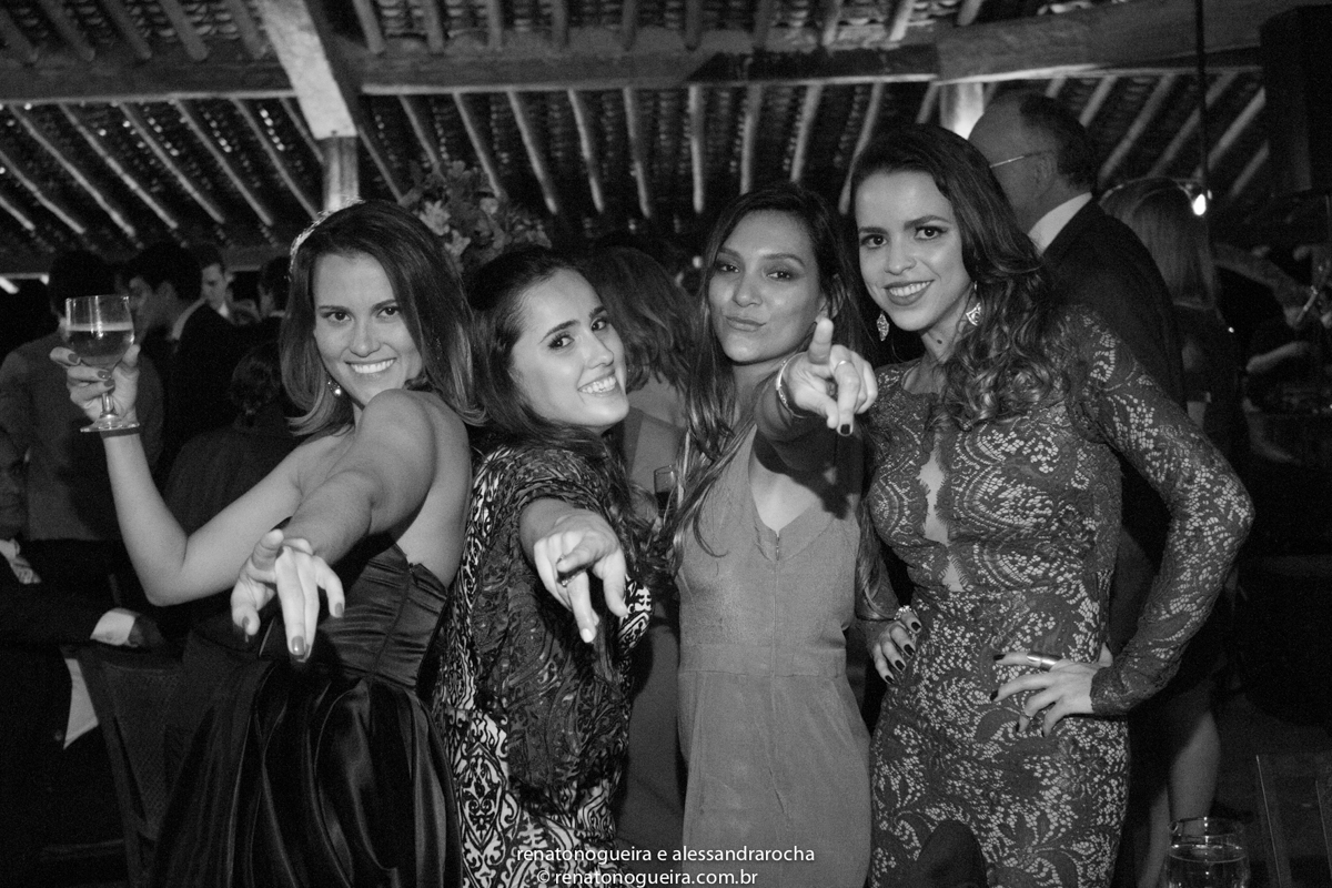 Amigas dos noivos na festa do casamento