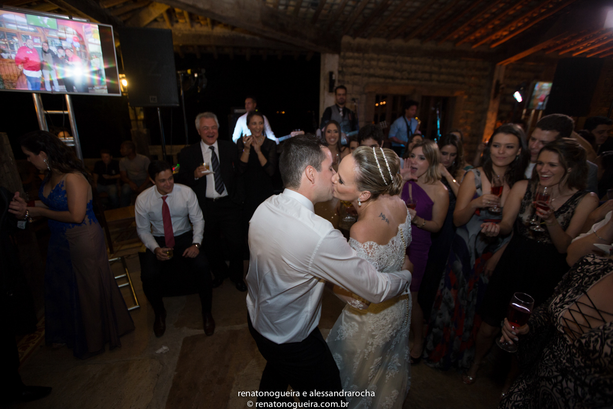 Beijo dos noivos na festa do casamento