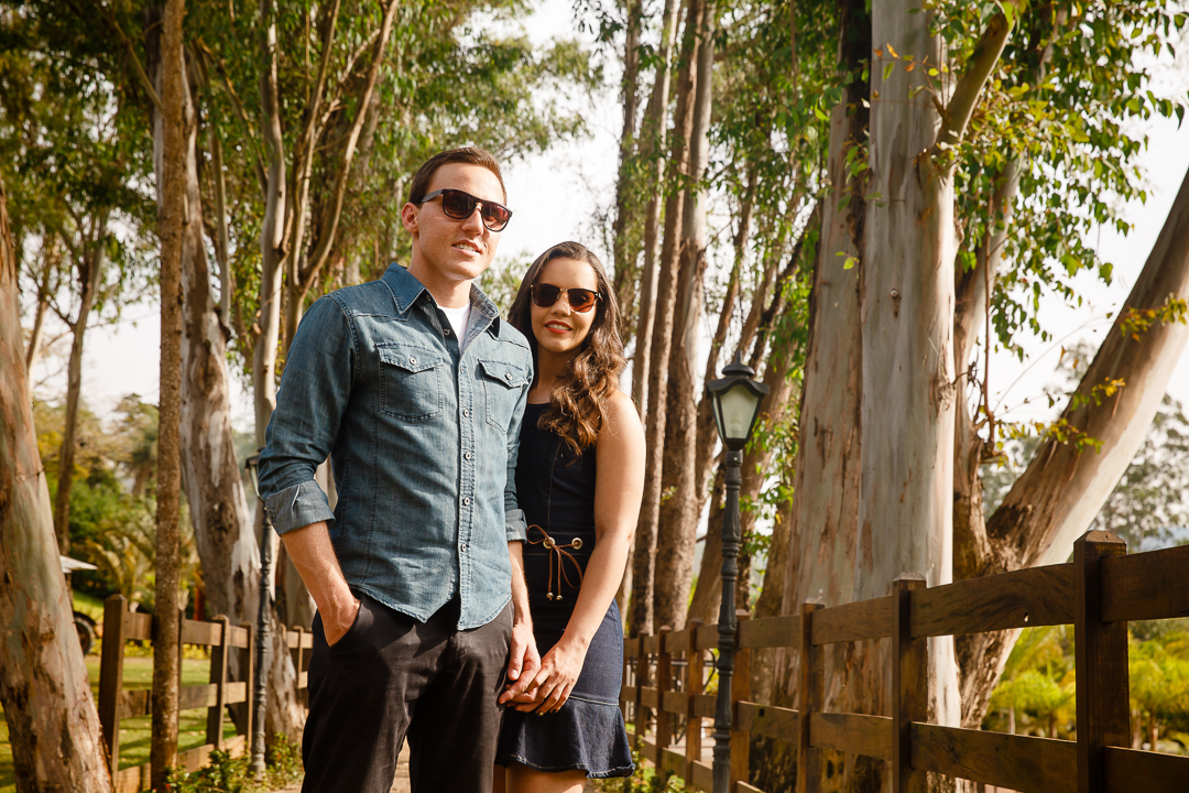 noivos fotografado entre os eucaliptos