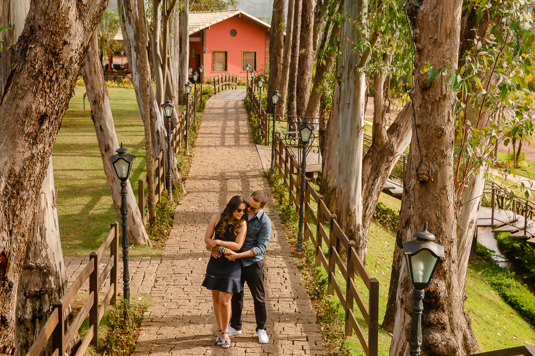 noivos abraçando no corredor de eucaliptos