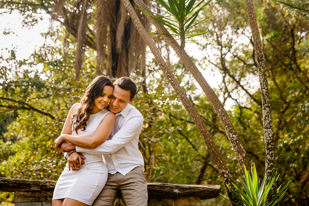 noivos felizes com o abraço