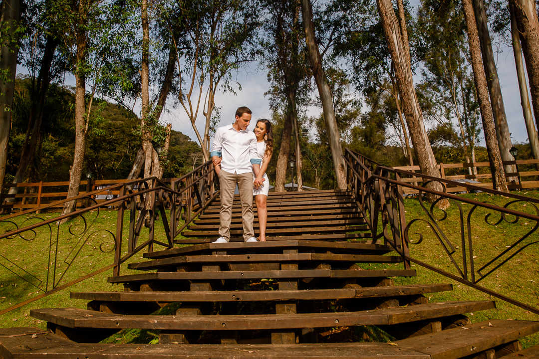 noiva abraça noivo por traz