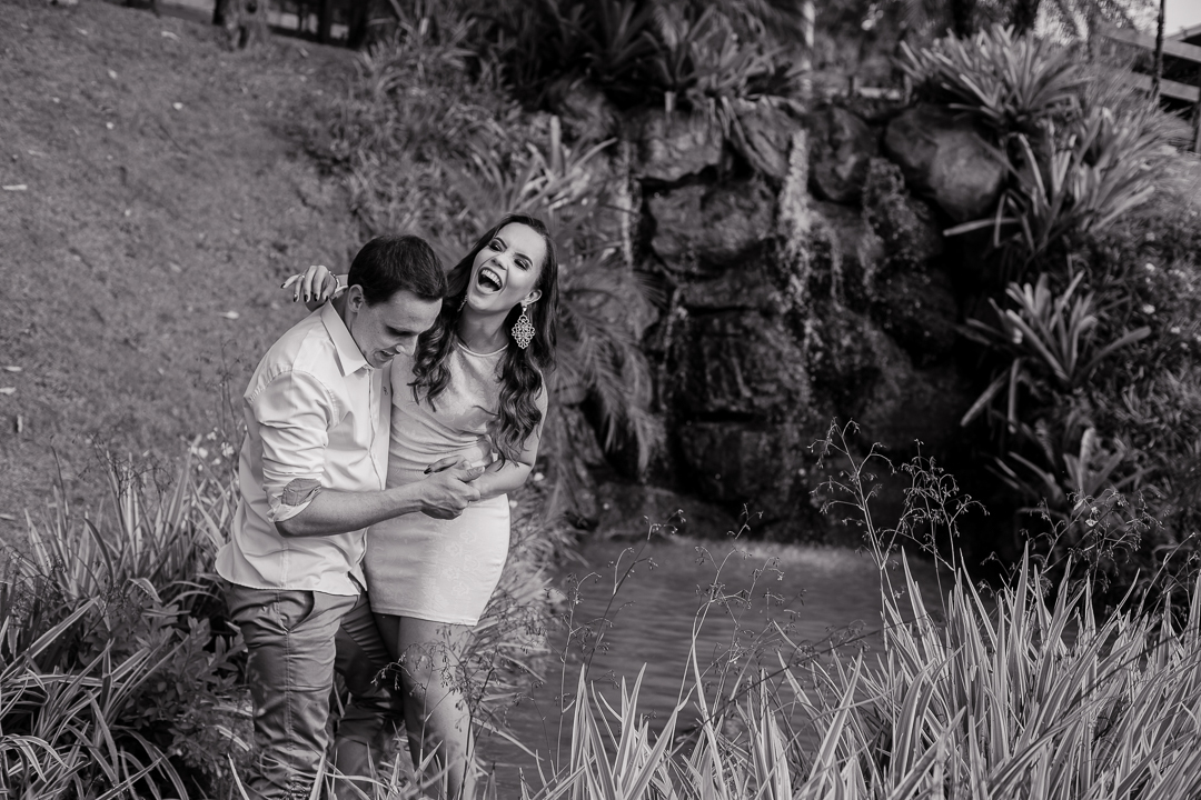 noivos brincando, sorrindo muito