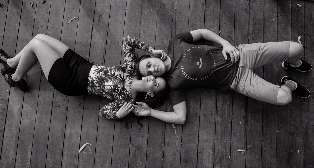 noivos deitados com carinho