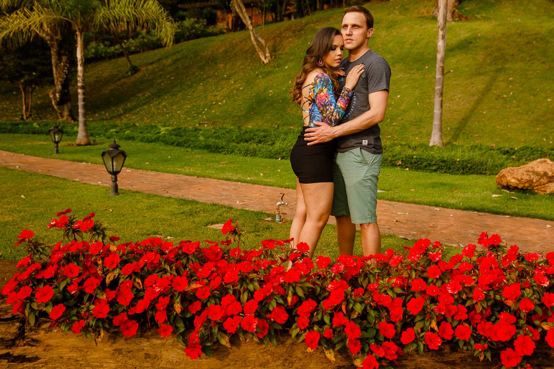 noivos fotografados no jardim lindo