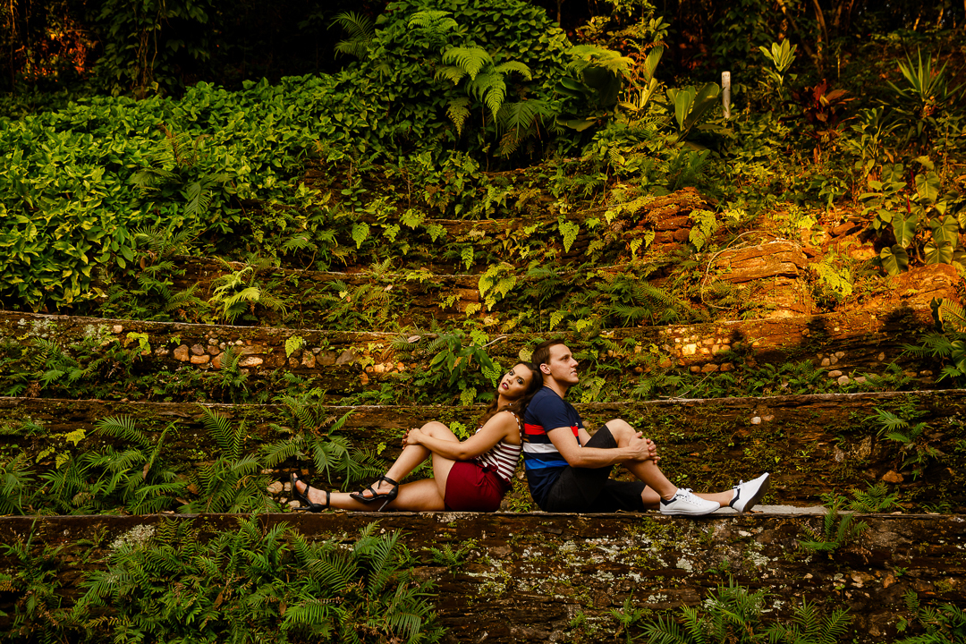 noivos sentados de costa um para o outro
