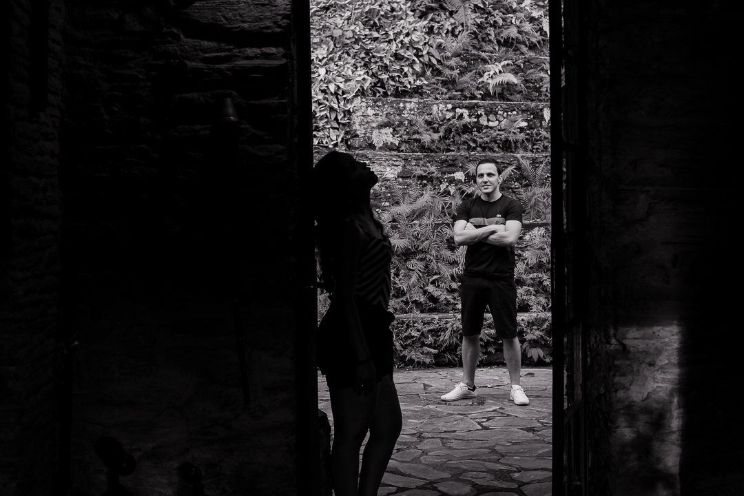 silhueta da noiva e noivo observando a beleza dela