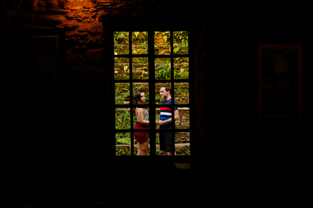 noivos através da janela