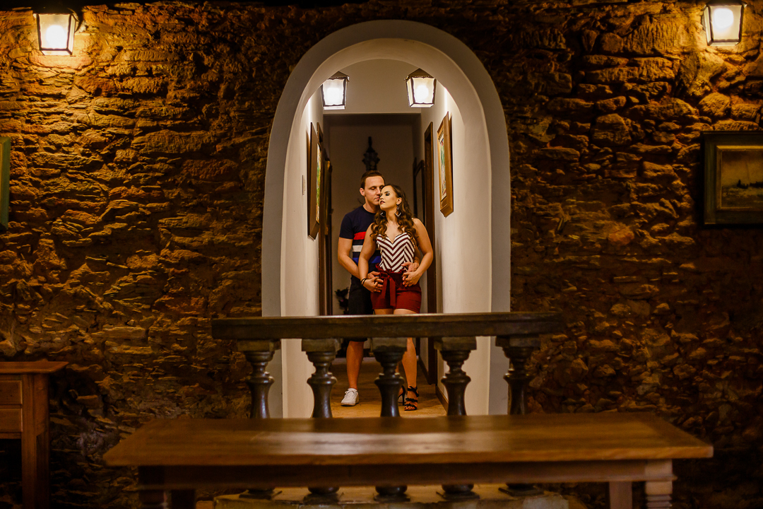 noivo com carinho com a noiva