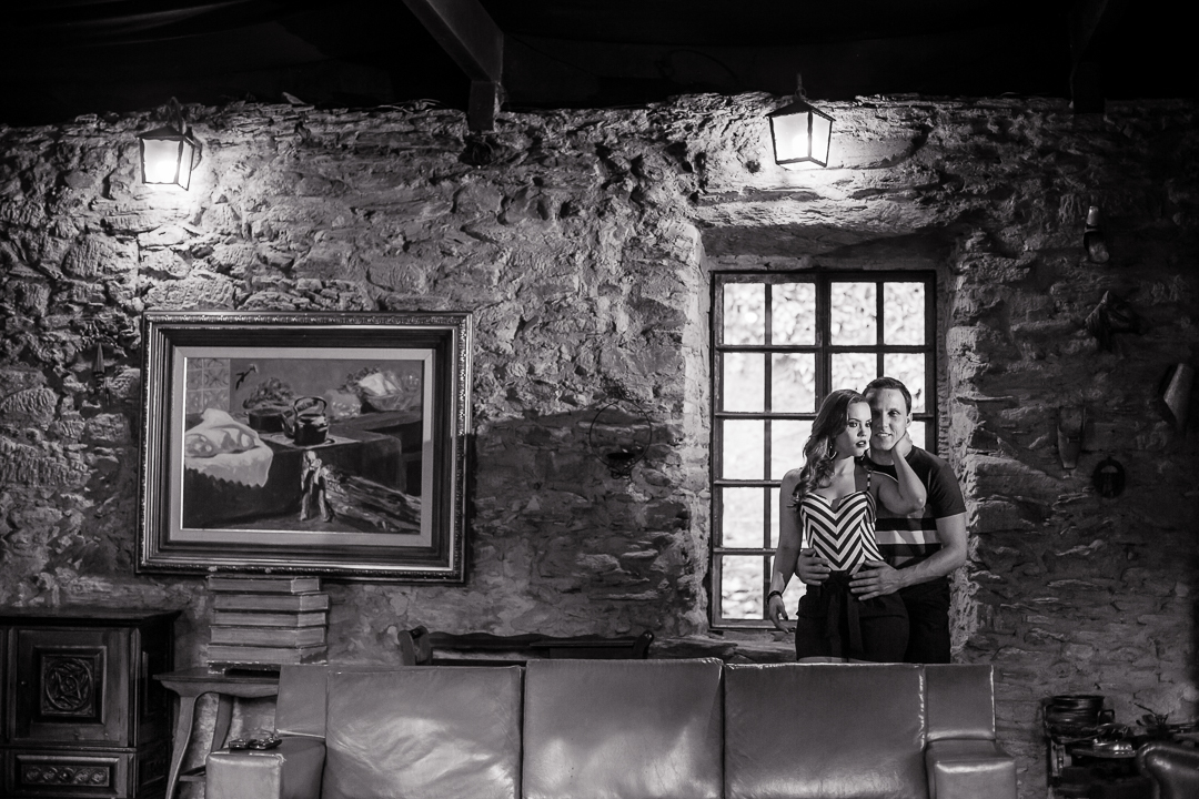 noiva com carinho com o noivo