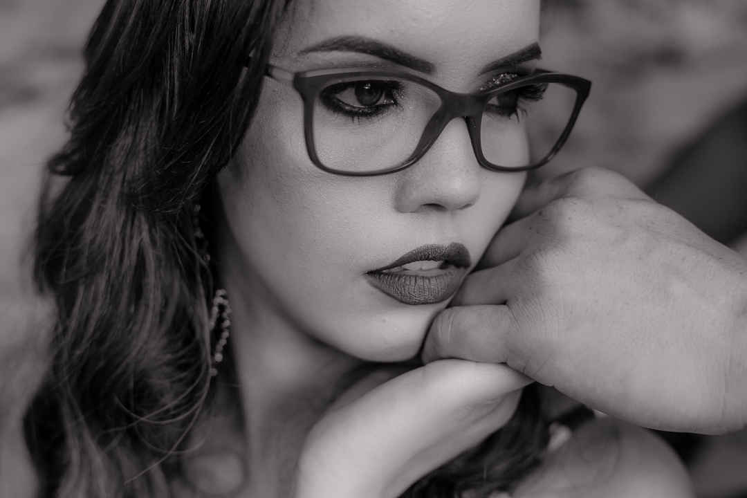 carinho da noiva com a mâo do noivo