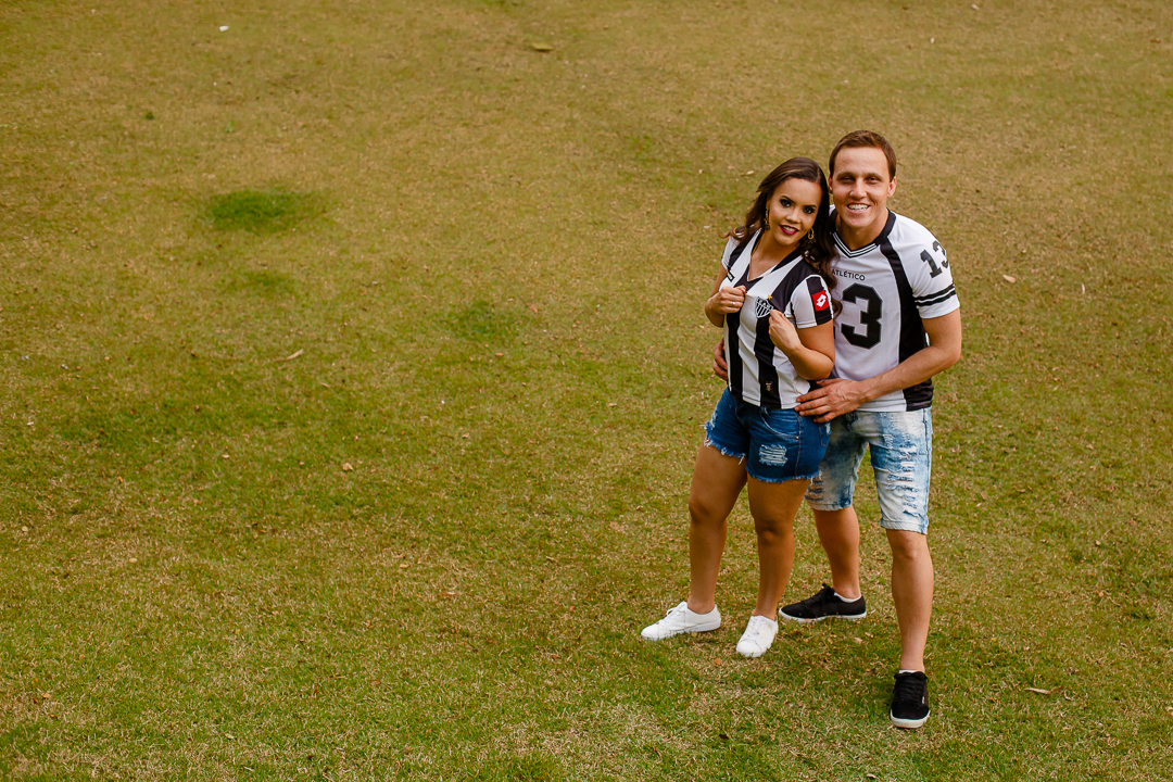 casal com a camisa do time preferido , galo