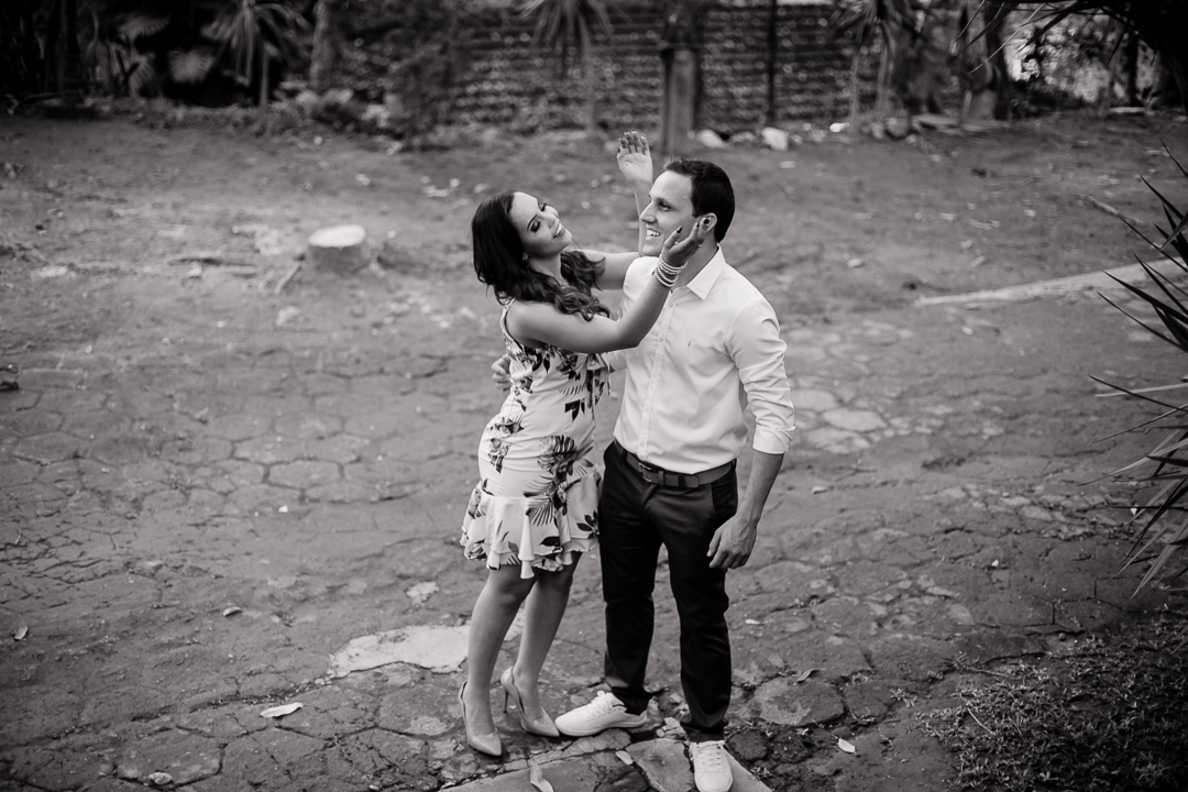 noiva brincando com o noivo