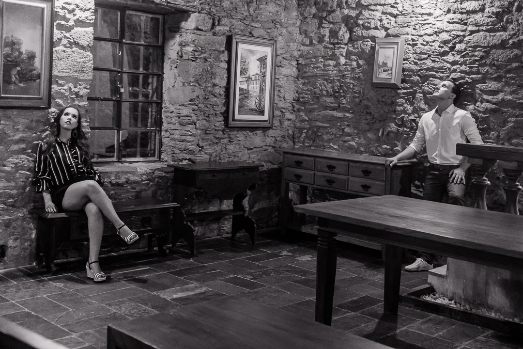 casal em momento introspectivo