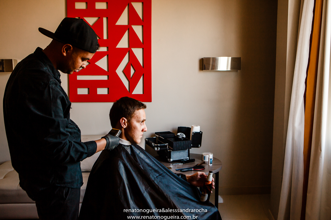 cortando o cabelo do noivo