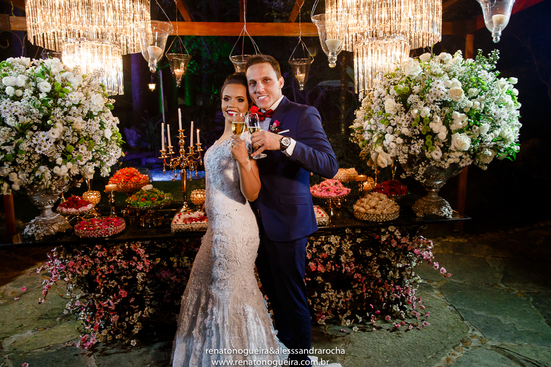 noivos fazendo brinde
