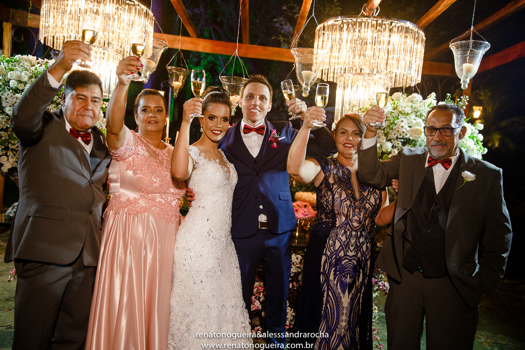familia fazendo brinde com os noivos