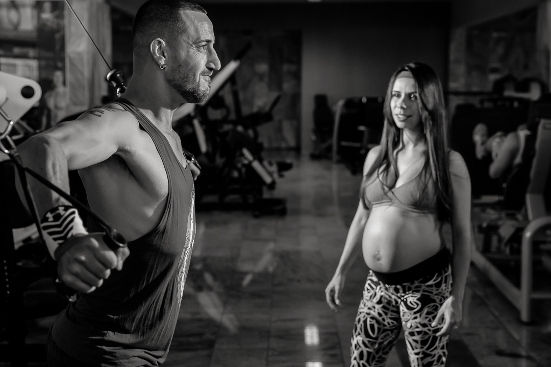 esposa gestante no treino com o marido na academia