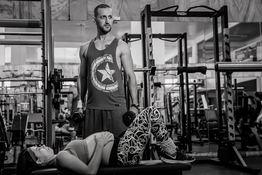 Gestante treinando em academia