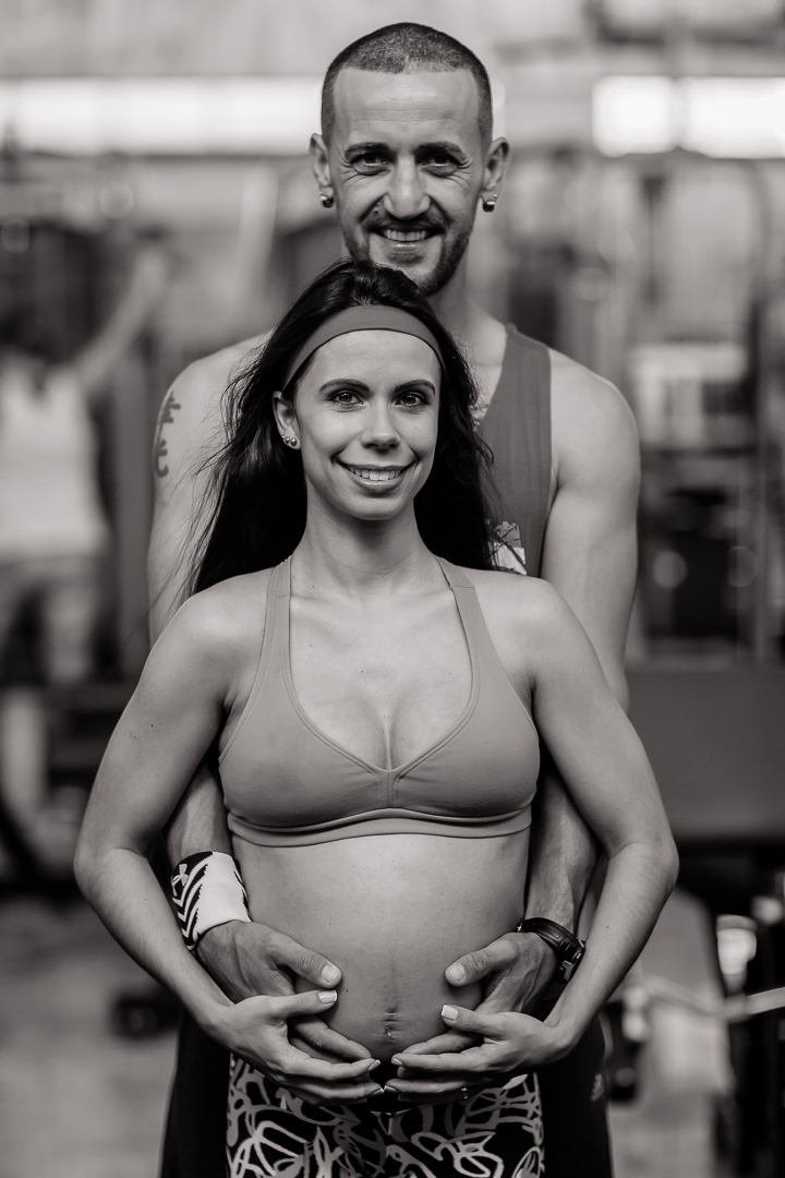 marido fazendo carinho na barriga da esposa gravida