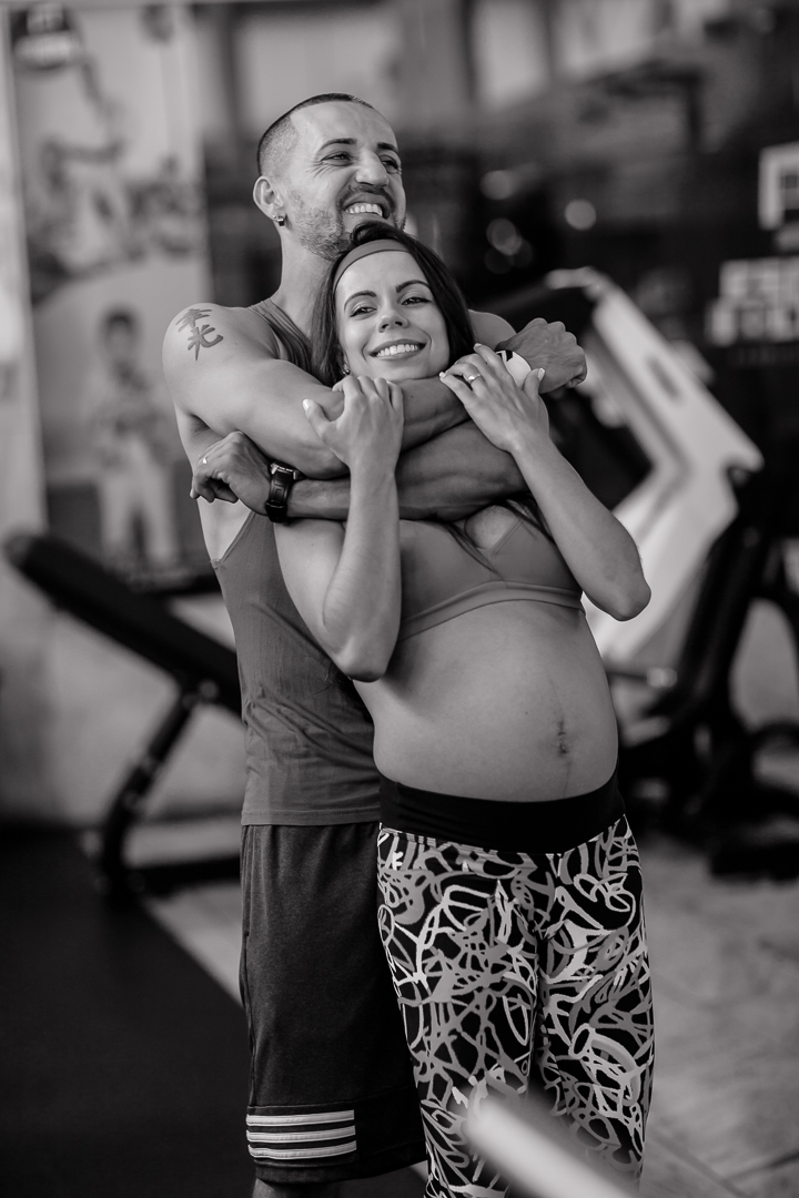 um forte abraço na esposa grávida na academia