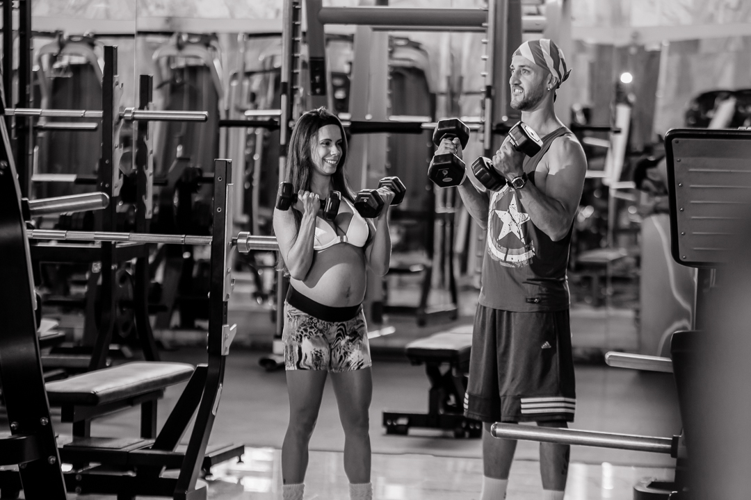 Gestante treinado na academia