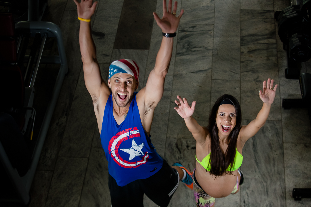 Gestante dando um salto na academia