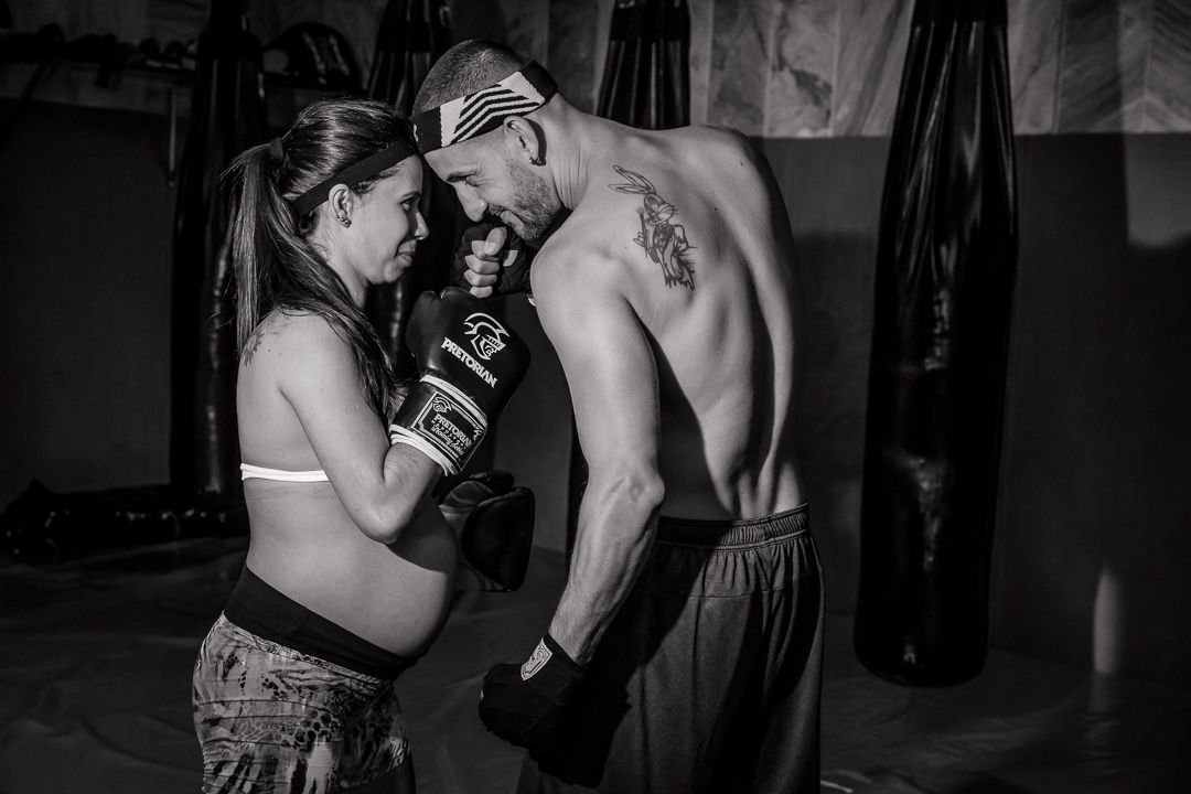 gestante e marido treinando boxe