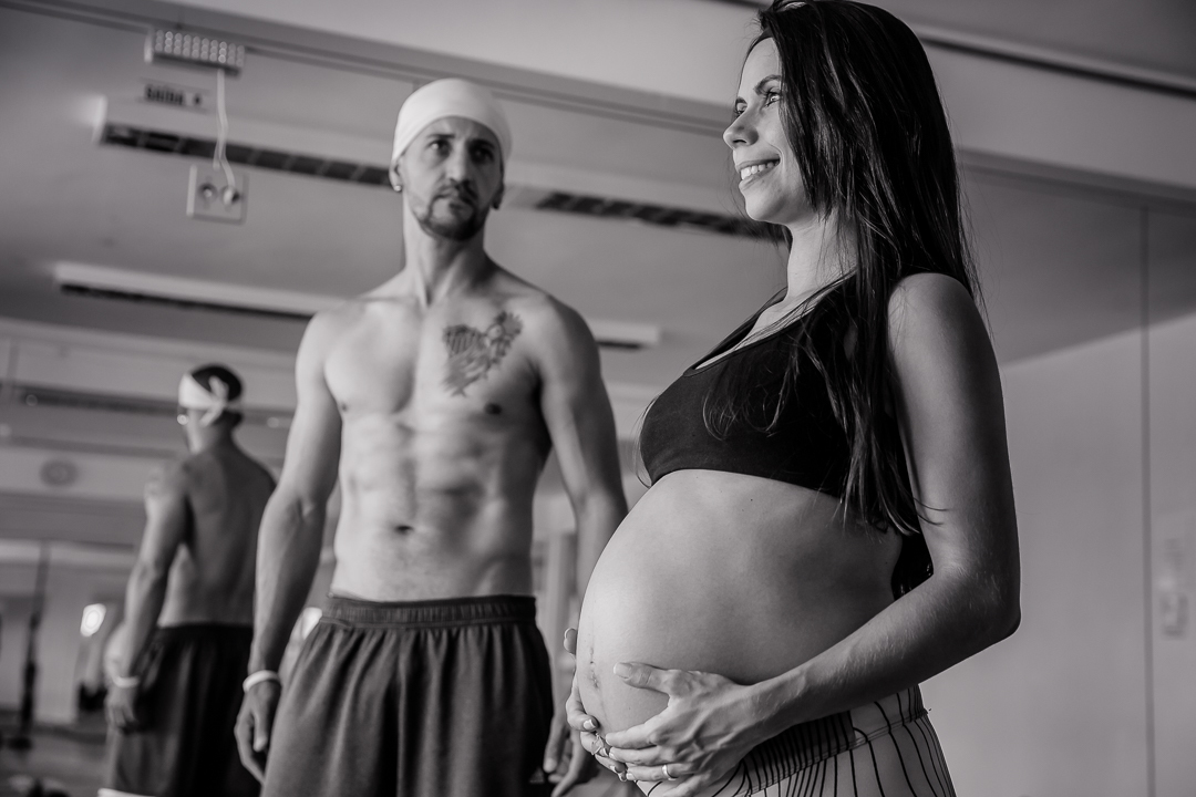 gestante na academia mostrando a barriga