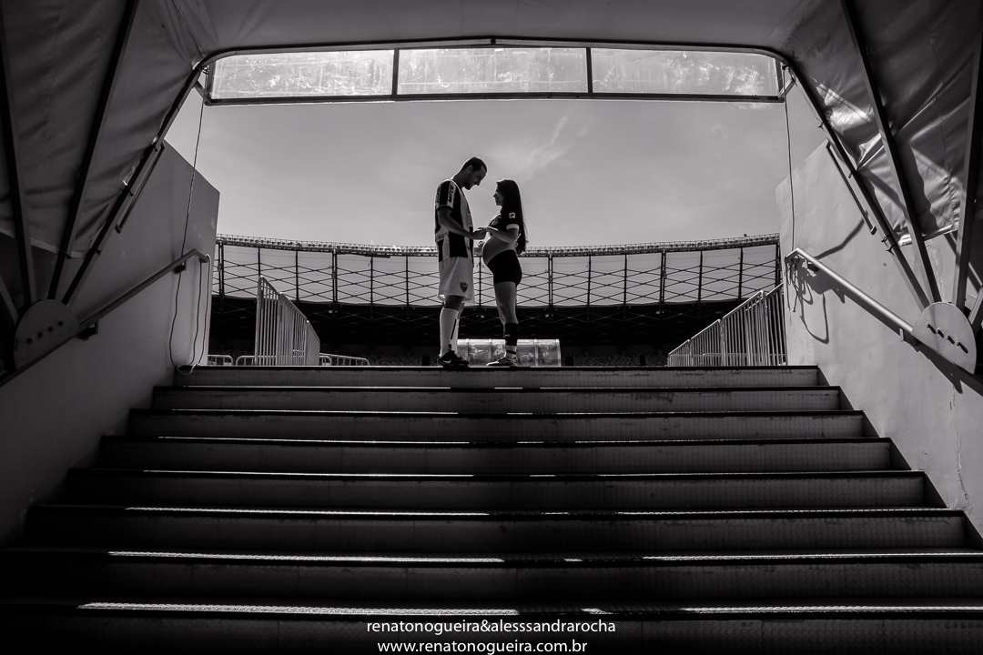 gestante com o marido no hall de entrada do mineirão para o campo