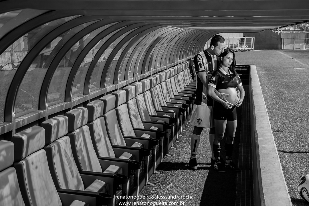 marido fazendo um carinho na esposa no banco de reserva do mineirão