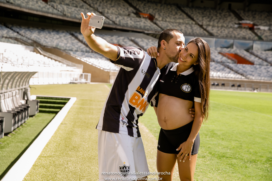 casal fazendo uma self 