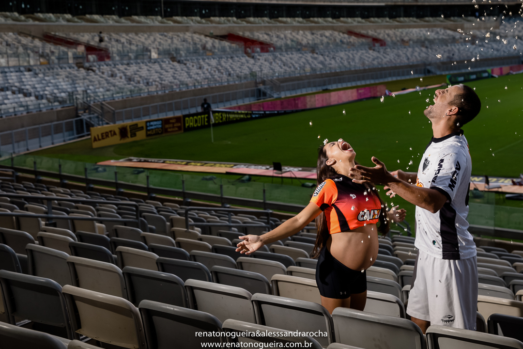 gestante jogando pipoca para o alto