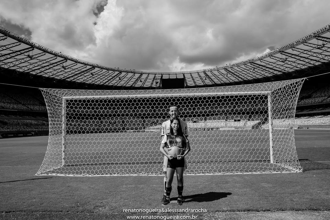 gestante com marido atrás do gol no mineirão
