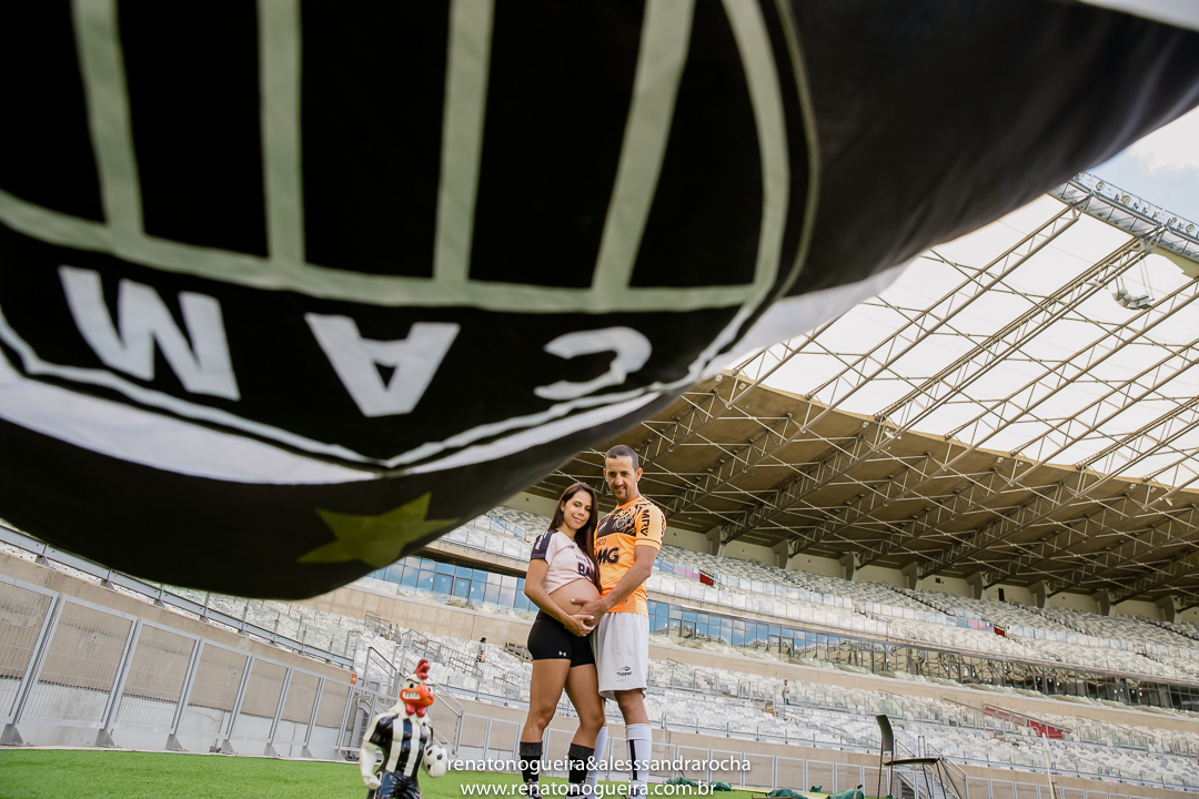 gestante com a bandeira do time no mineirão