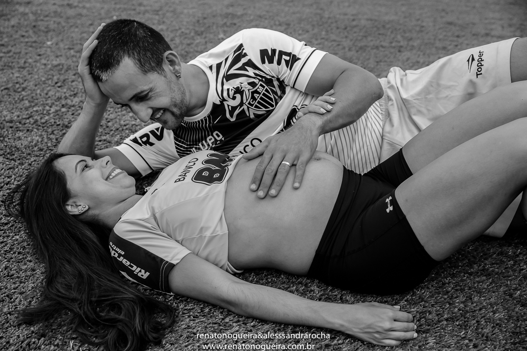 gestante deitada no gramado do mineirao