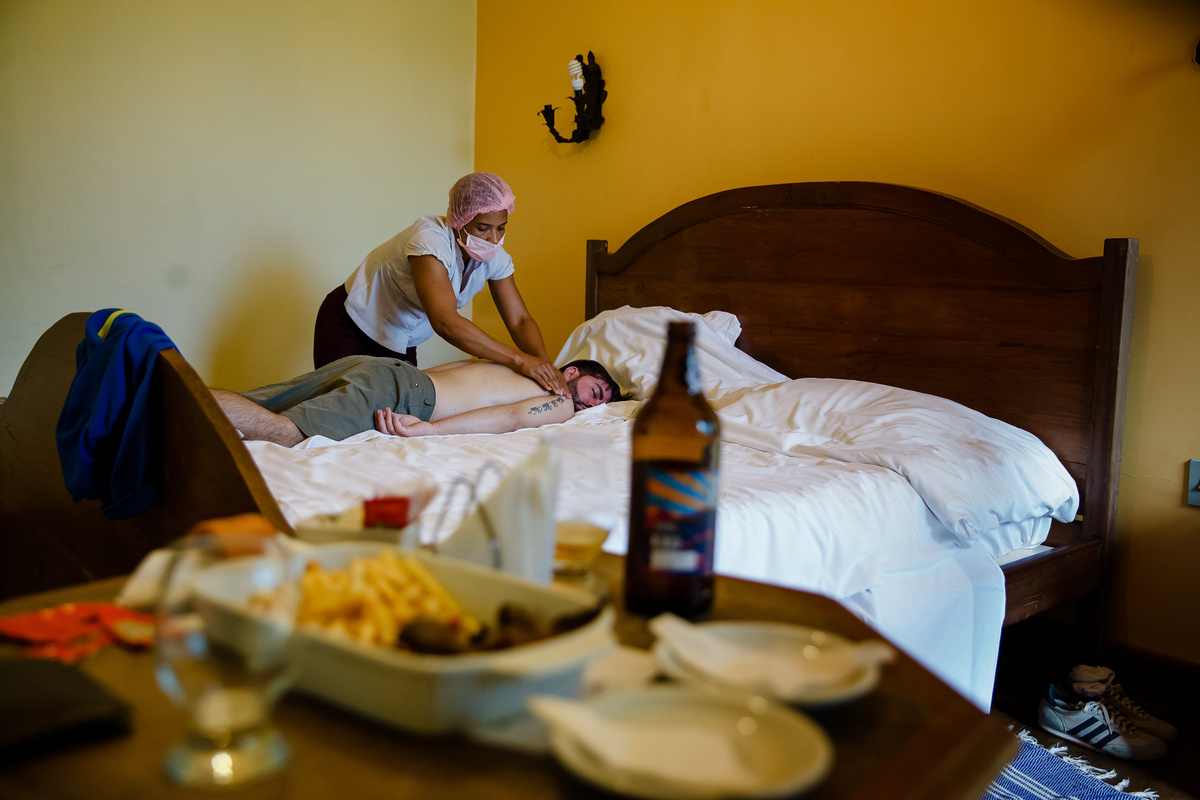 noivo recebendo uma massagem - Solar do Engenho