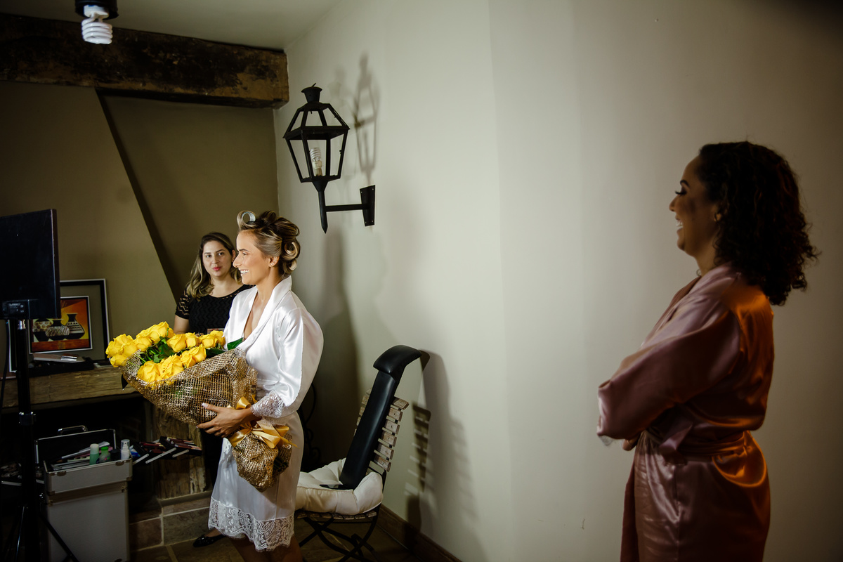 noiva recendo o bouquet do noivo