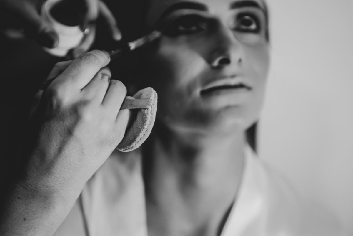 detalhe da maquiagem da noiva