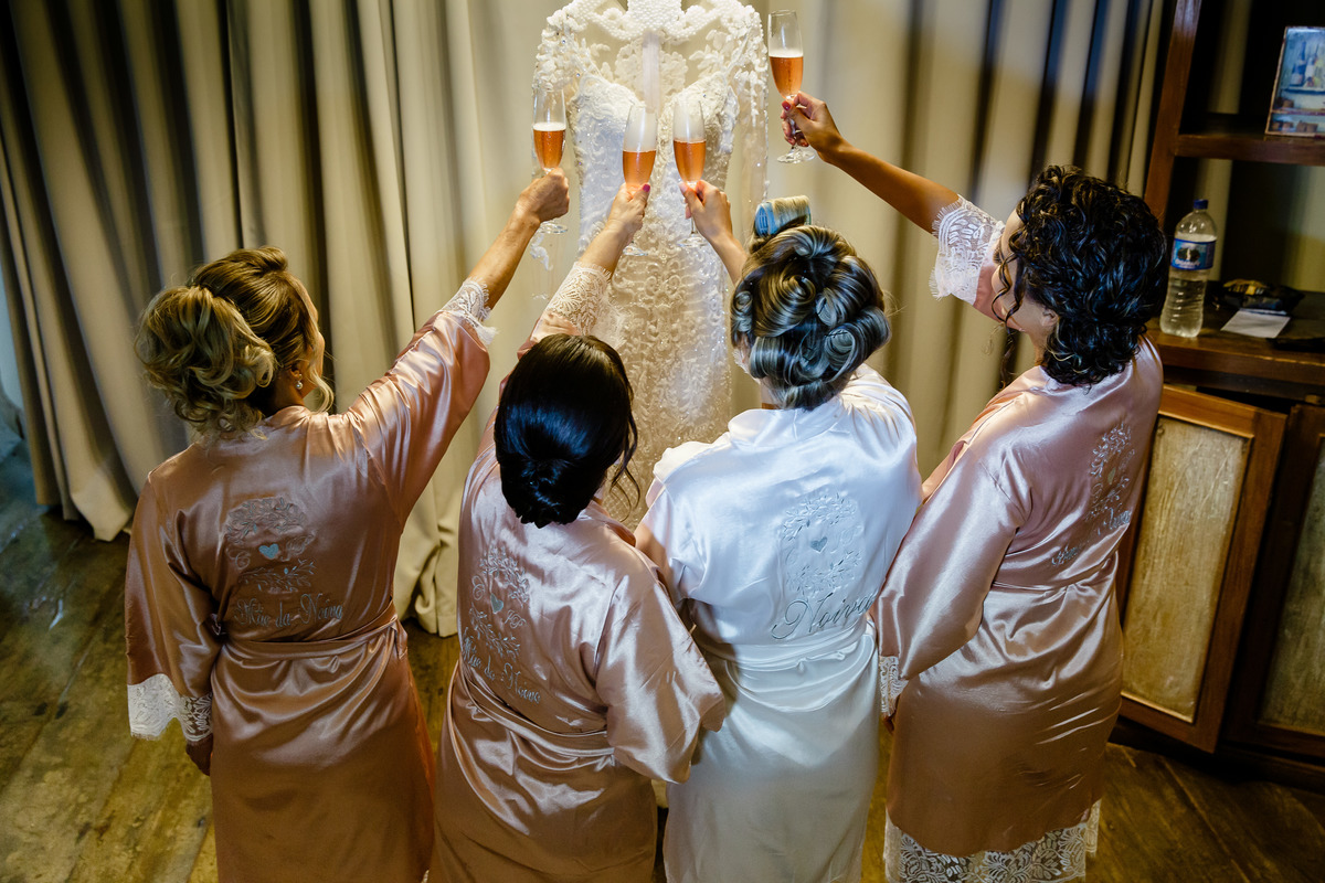 noiva e familia brindando 