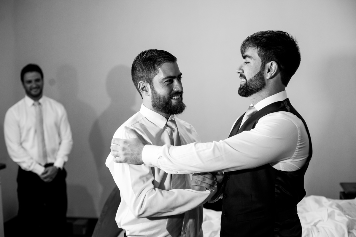 irmão do noivo dando um abraço