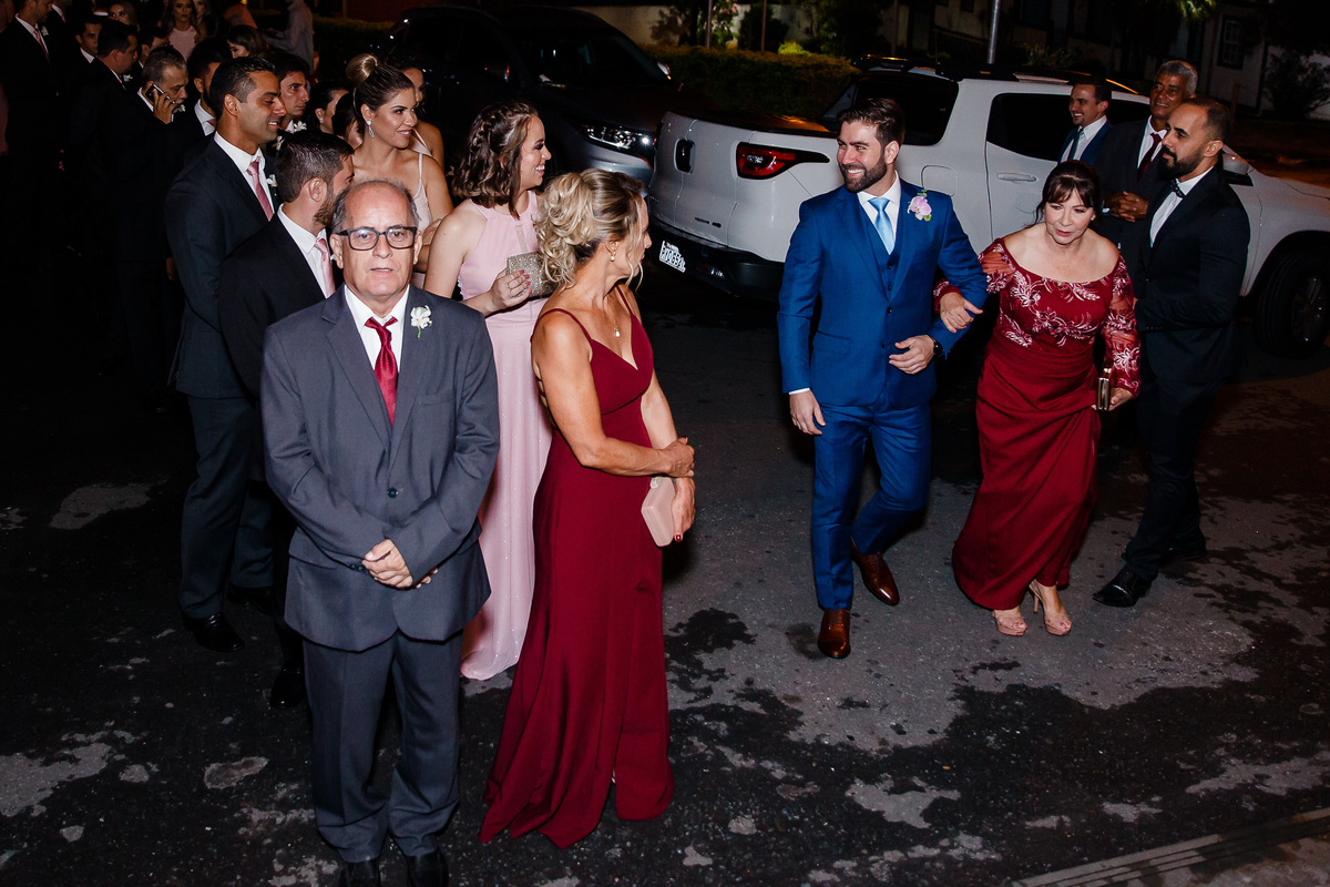 noivo e padrinhos na entrada da igreja