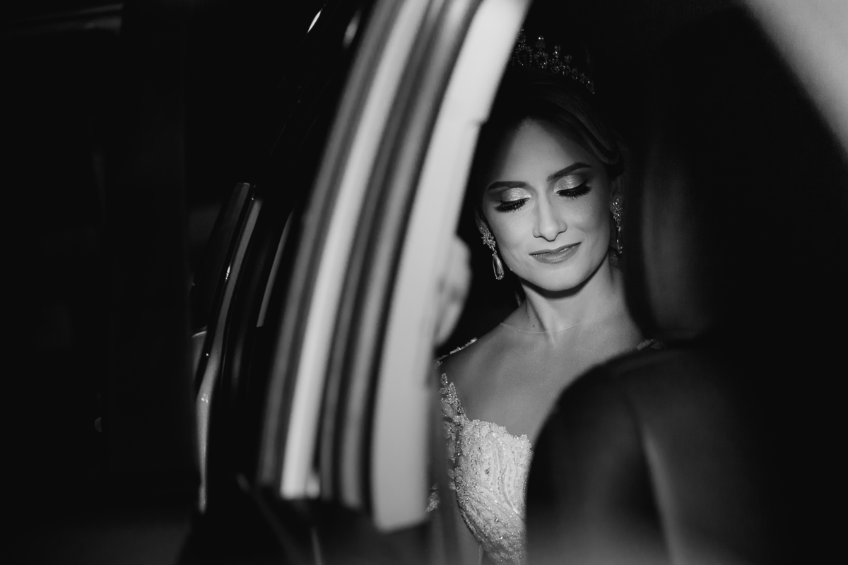 noiva no carro esperando o momento da sua entrada na igreja