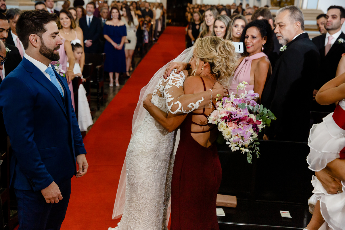 noiva abraçando a mãe na igreja