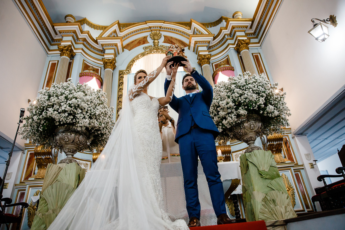noivos apresentando a imagem de Nossa Senhora Matriz de santo Antonio