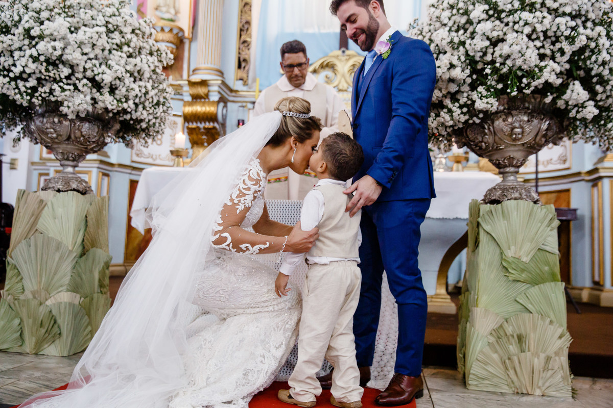 noiva beijando o porta alianças