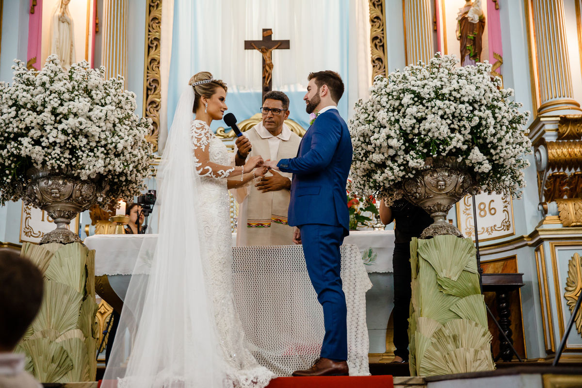 noiva colocando a aliança - Matriz de santo Antonio